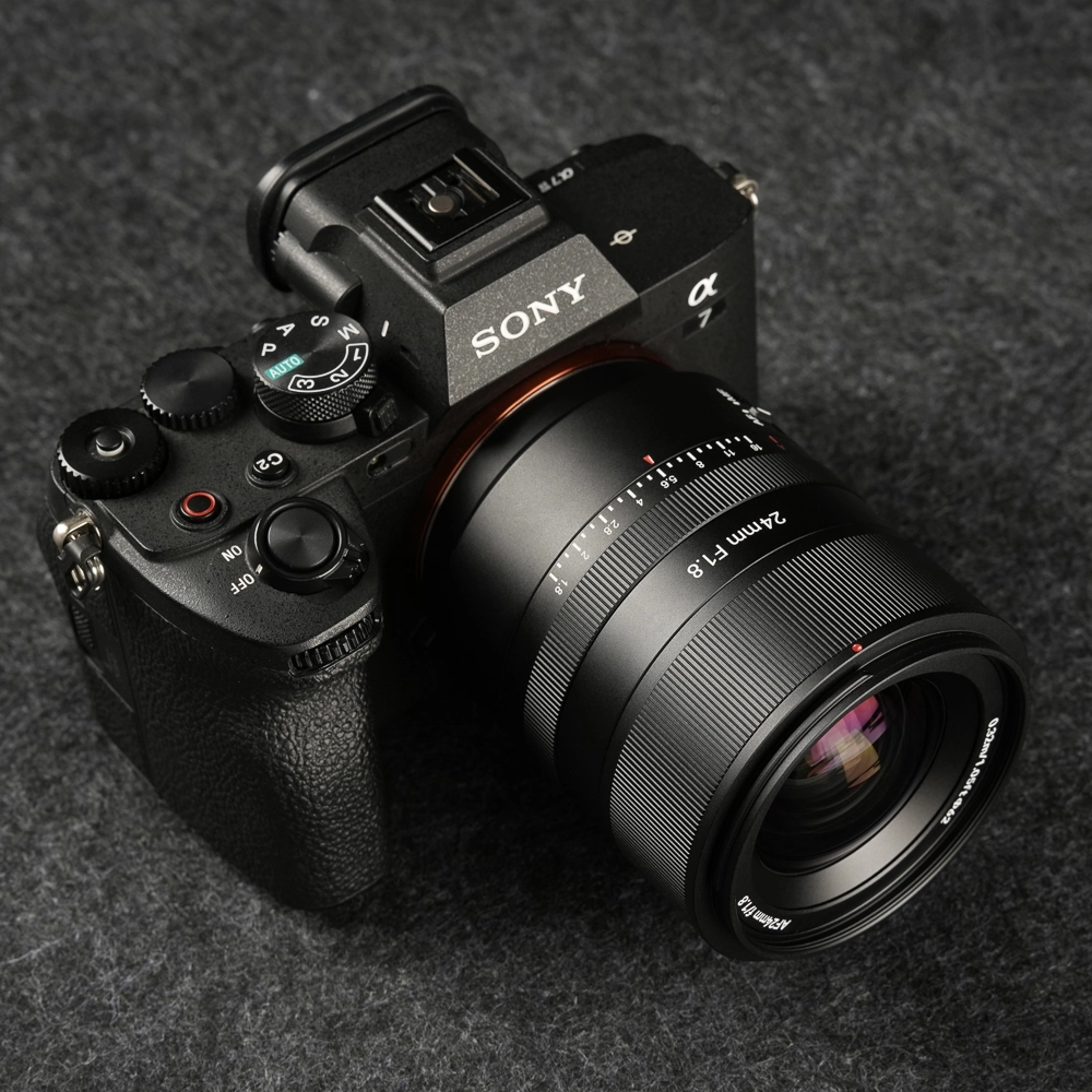 7Artisans AF 24mm F1.8 autófókuszos objektív (Sony-E) Full Frame (AF24F18B-E)