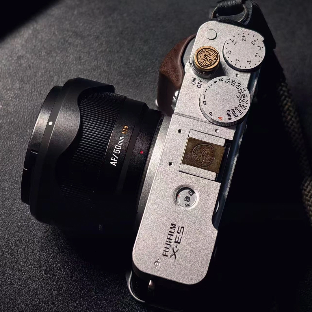 7Artisans AF 50mm F1.8  Lite autófókuszos objektív (Fuji-FX) APS-C fekete (AF50F18B-XAPS-C)